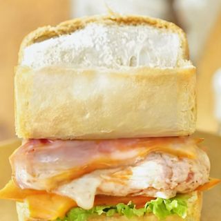 Bifana especial c/  bacon , molho de cebolada, queijo