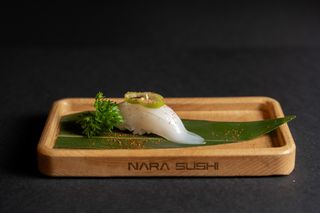 079. Nigiri yuzu ika - 1 pezzo