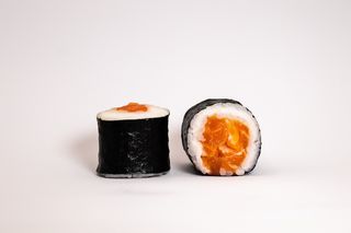 Макі з лососем (160г / 6 шт)