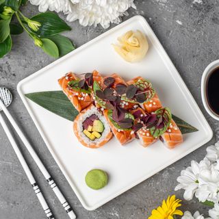 Лососевий рол з тунцем та манго