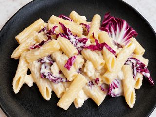 Pennette z gorgonzolą i radicchio   Pennette trafilate al bronzo con panna, gorgonzola e radicchio