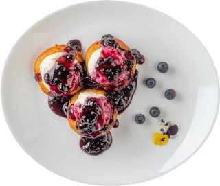 Papanaşi cu smântână si dulceaţă de afine