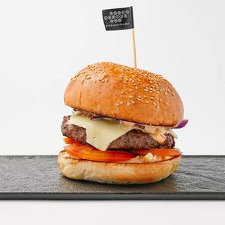Combo - Burger Klasični sastanak uz sir + Krumpirići + Piće 0.33