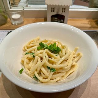 SPAGHETTONI CACIO, LIMONE E BASILICO