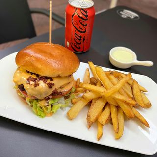 Combo Hamburguesa con Queso + un donut de regalo (chocolate o azúcar)