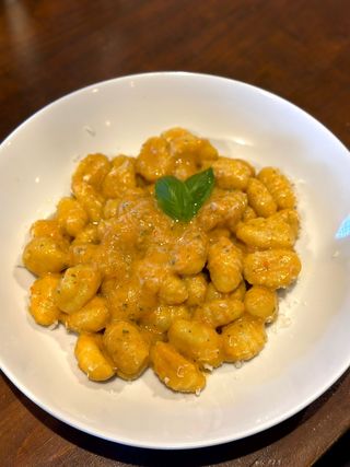 Gnocchi de pesto rojo casero y ricotta artesanal
