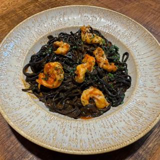 Linguini al Nero di Sepia aglio e Gamberetti