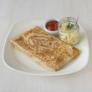 21. Naleśnik z szarpaną wieprzowiną w sosie BBQ