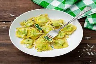 Ravioli di ricotta, spinaci, burro e salvia