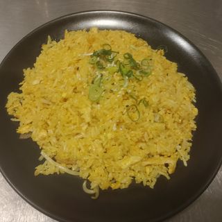 Arroz frito con pollo y curry 