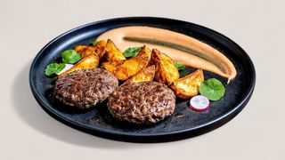 Телешки кюфтета с печени картофи и фин BBQ-майо сос