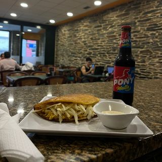 Cachapa con pollo y queso + Bebida 