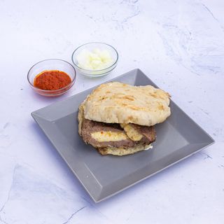 Pljeskavica sa sirom s pomfritom