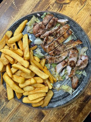 Tagliata di fuso e fusello di pollo aromatizzato alle erbe alla griglia