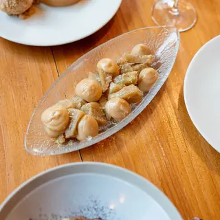 Pinya rostida a la brasa, cremós de fruita de la passió i crumble de romaní