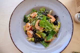 კრევეტების სალათი