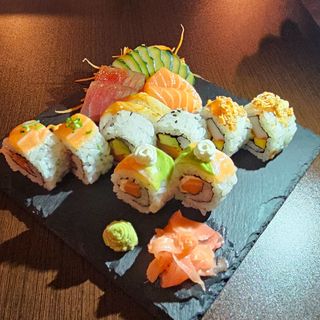 Combinado de Sushi & Sashimi  MIX 30  Peças