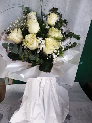 Buket sedam (7) bijelih ruža