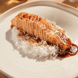 Salmón yakitori con arroz basmati