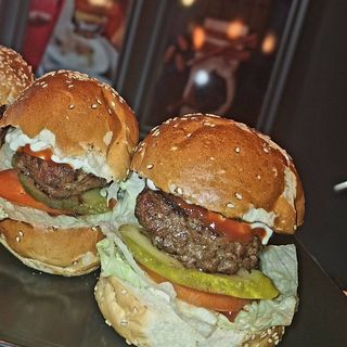 Pachet 2 Mini Burger Clasici,cartofi prajiti+ Cappy cadou