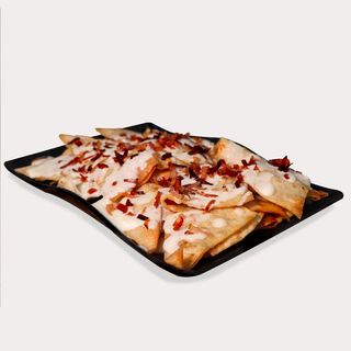 Nachos con queso y bacon