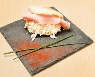 Arepa Rellena Con Jamón York Y Queso Rallado