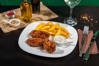 Aripioare crocante cu cartofi prăjiți si sos de usturoi