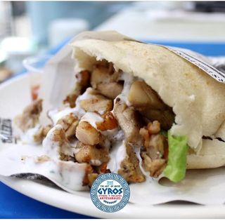 Pita de pollo con queso feta