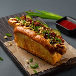 Хот-дог з копченою сосискою і перцем конфі