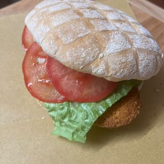 Cotoletta di pollo, insalata pomodori e salse