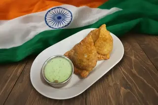 Samosa z ziemniakami i groszkiem 2szt