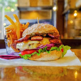 Pileći filet burger sa sirom i slaninom