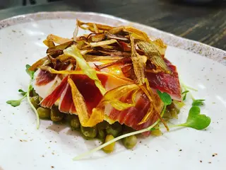 Habas Baby Con Morcilla Caldera, Huevo y Jamón Ibérico