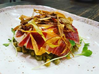 Habas Baby Con Morcilla Caldera, Huevo y Jamón Ibérico