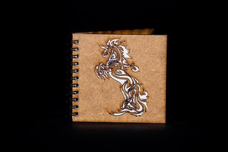 Agenda 10x10 din lemn cu unicorn