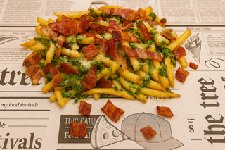 Cartofi cu usturoi, pătrunjel, parmezan și bacon