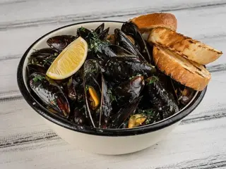 Мідії Чорноморські в вин-часник соусі з хрустким багетом (500g)