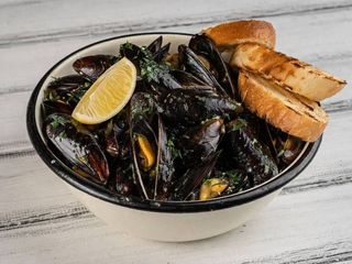 Мідії Чорноморські в вин-часник соусі з хрустким багетом (500g)