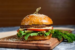 Бургер с сочной говяжьей котлетой