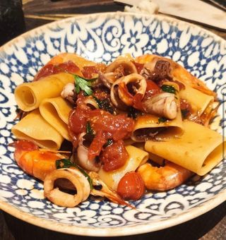 Paccheri con gambas, calamares y tomatitos del Vesuvio
