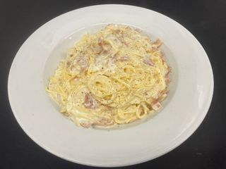 Pasta fresca salsa carbonara con nata