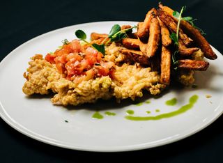 Șnițel de pui cu salsa de roșii și cartofi pai dulci