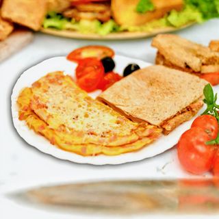 Omleta cu sunca si cascaval