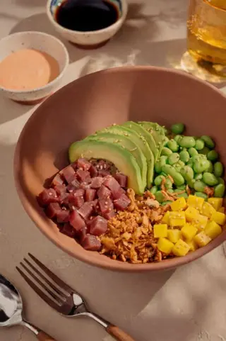 Poke de atún con aguacate, cebolla crujiente y mahonesa sweet