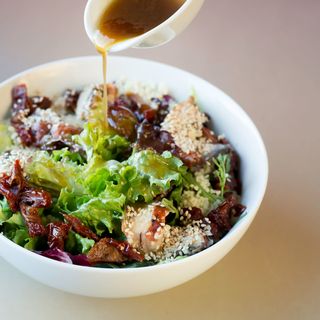 Королівський салат із вугра, в'яленими томатами і соусом унагі (246г)