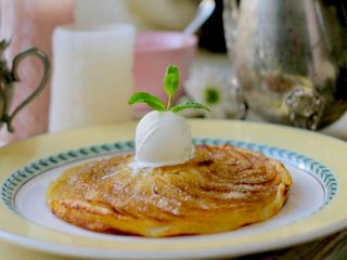 Яблучний тарт з Лавандою, Корицею  і морозивом Пломбір (190g)