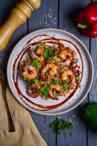 Жареный рис с креветками и овощами (300г)