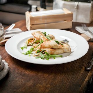 Млинці з лососем, крем сиром та огірком