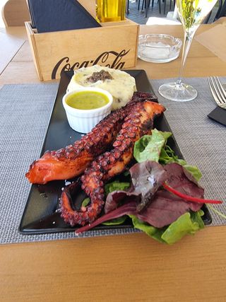 Tentacule caracatița și piure cu trufe