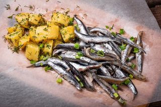 Тюлька слабої солі з теплою картоплею 